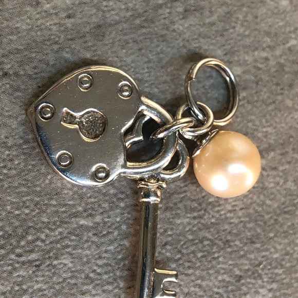 Vantel Pearls "Key to My Heart" Charm - Picture 4 of 9